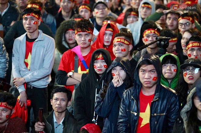 Chùm ảnh: Những giọt nước mắt tiếc nuối của người hâm mộ khi U23 Viêt Nam vuột mất chức vô địch - Ảnh 5.