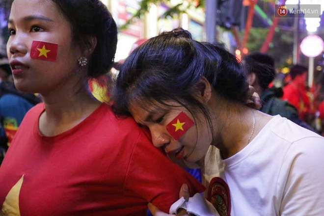 Chùm ảnh: Những giọt nước mắt tiếc nuối của người hâm mộ khi U23 Viêt Nam vuột mất chức vô địch - Ảnh 6.