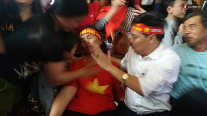 Mẹ trung vệ Bùi Tiến Dũng lại bị ngất sau bàn gỡ hòa 1- 1 của U23 Việt Nam - Ảnh 2.