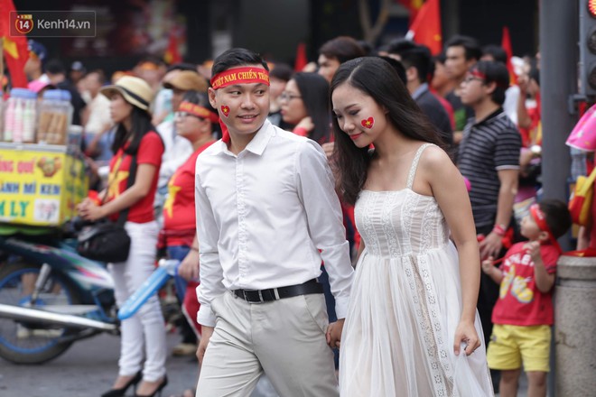 TP. HCM: Cô dâu chú rể gây chú ý khi chụp ảnh cưới giữa hàng nghìn người hâm mộ trước trận chung kết U23 Việt Nam - Ảnh 5.