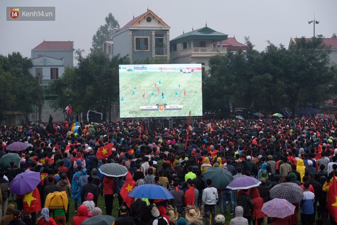 Ngay lúc này tại quê nhà Quang Hải, mọi người vỡ òa khi anh vẽ cầu vồng trong tuyết gỡ hòa 1-1 cho U23 Việt Nam! - Ảnh 3.