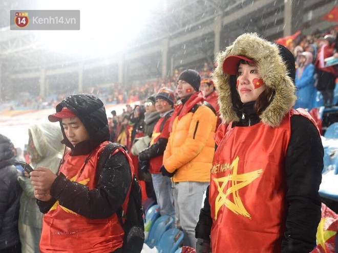 Khoảnh khắc kh&ocirc;ng bao giờ qu&ecirc;n: U23 Việt Nam c&uacute;i ch&agrave;o tri &acirc;n người h&acirc;m mộ đ&atilde; s&aacute;t c&aacute;nh trong trận chung kết lịch sử - Ảnh 10.