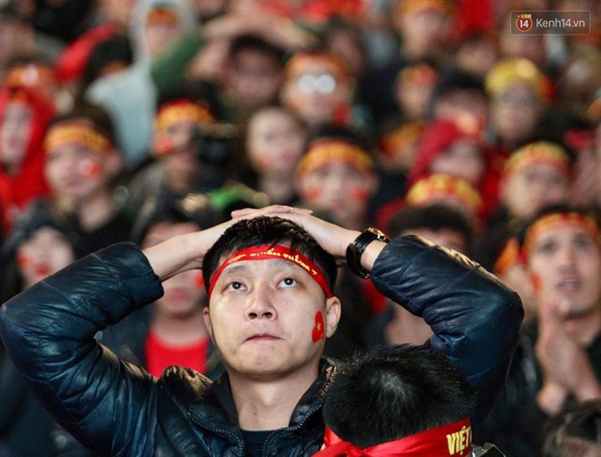 Chùm ảnh: Những giọt nước mắt tiếc nuối của người hâm mộ khi U23 Viêt Nam vuột mất chức vô địch - Ảnh 2.