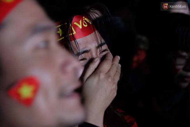 Chùm ảnh: Những giọt nước mắt tiếc nuối của người hâm mộ khi U23 Viêt Nam vuột mất chức vô địch - Ảnh 13.