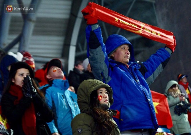 Khoảnh khắc không bao giờ quên: U23 Việt Nam cúi chào tri ân người hâm mộ đã sát cánh trong trận chung kết lịch sử - Ảnh 14.