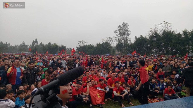 Ngay l&uacute;c n&agrave;y tại qu&ecirc; nh&agrave; Quang Hải, mọi người vỡ &ograve;a khi anh vẽ cầu vồng trong tuyết gỡ h&ograve;a 1-1 cho U23 Việt Nam! - Ảnh 4.