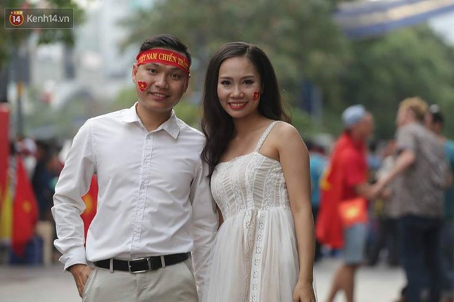 TP. HCM: Cô dâu chú rể gây chú ý khi chụp ảnh cưới giữa hàng nghìn người hâm mộ trước trận chung kết U23 Việt Nam - Ảnh 4.