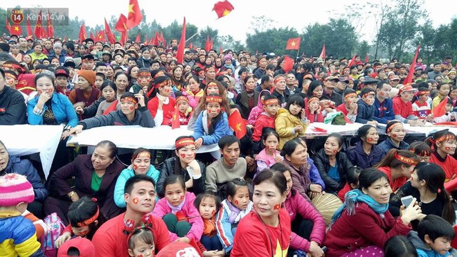 Ngay l&uacute;c n&agrave;y tại qu&ecirc; nh&agrave; Quang Hải, mọi người vỡ &ograve;a khi anh vẽ cầu vồng trong tuyết gỡ h&ograve;a 1-1 cho U23 Việt Nam! - Ảnh 5.