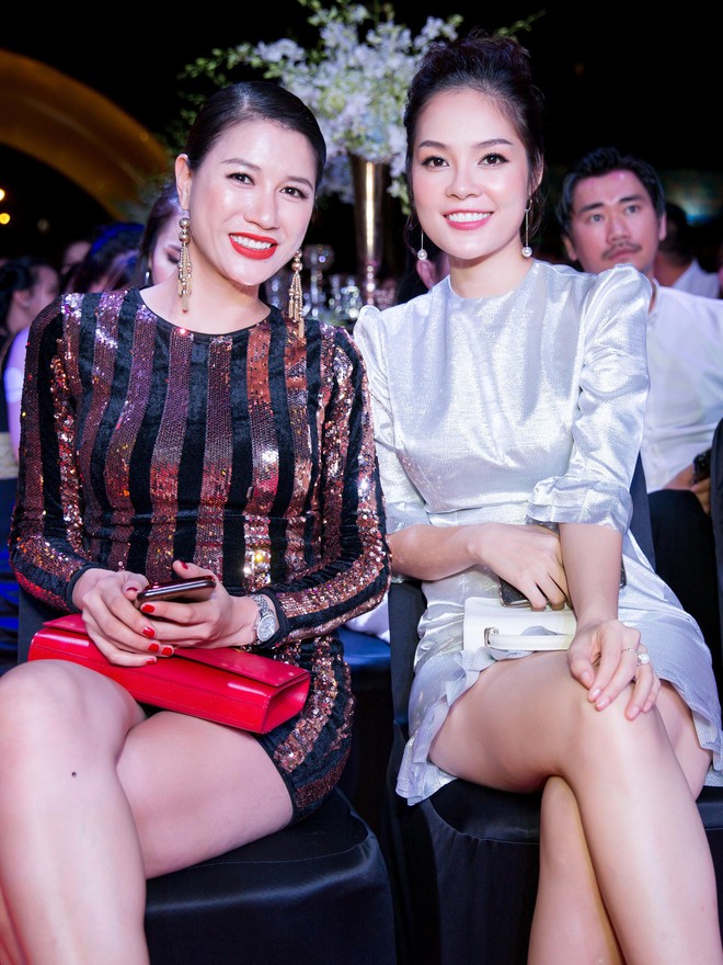 Mặc đang diện đầm dạ hội lộng lẫy, Nhật Kim Anh vẫn đ&iacute;ch th&acirc;n chen đ&aacute;m đ&ocirc;ng để đ&oacute;n Hồ Ngọc H&agrave; - Ảnh 11.
