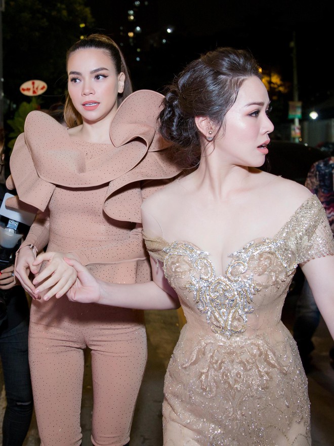 Mặc đang diện đầm dạ hội lộng lẫy, Nhật Kim Anh vẫn đ&iacute;ch th&acirc;n chen đ&aacute;m đ&ocirc;ng để đ&oacute;n Hồ Ngọc H&agrave; - Ảnh 4.