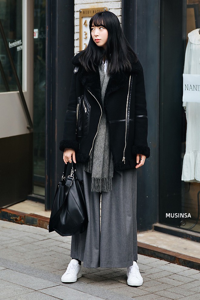 Street style Hàn Quốc: khi mặc vài ba chiếc áo khoác to sụ cùng lúc chẳng hâm chút nào mà lại chất hết nấc - Ảnh 7.