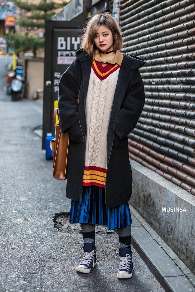 Street style Hàn Quốc: khi mặc vài ba chiếc áo khoác to sụ cùng lúc chẳng hâm chút nào mà lại chất hết nấc - Ảnh 2.