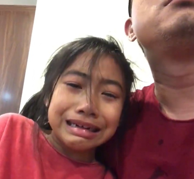 Clip: Bé gái khóc nức nở sau trận chung kết U23 Việt Nam - U23 Uzbekistan  - Ảnh 2.