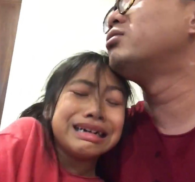 Clip: Bé gái khóc nức nở sau trận chung kết U23 Việt Nam - U23 Uzbekistan  - Ảnh 3.
