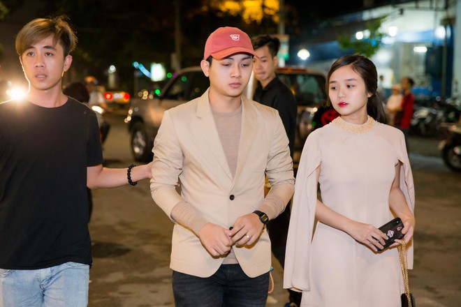 Mặc đang diện đầm dạ hội lộng lẫy, Nhật Kim Anh vẫn đ&iacute;ch th&acirc;n chen đ&aacute;m đ&ocirc;ng để đ&oacute;n Hồ Ngọc H&agrave; - Ảnh 10.