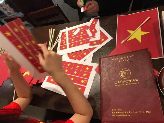 Người trẻ Việt tại Nhật đã sắm sửa cờ đỏ sao vàng, khí thế hừng hực cổ vũ U23 Việt Nam trong trận đấu lịch sử - Ảnh 1.