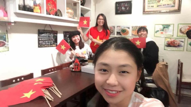 Người trẻ Việt tại Nhật đã sắm sửa cờ đỏ sao vàng, khí thế hừng hực cổ vũ U23 Việt Nam trong trận đấu lịch sử - Ảnh 3.