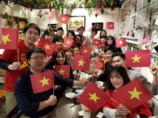 Người trẻ Việt tại Nhật đã sắm sửa cờ đỏ sao vàng, khí thế hừng hực cổ vũ U23 Việt Nam trong trận đấu lịch sử - Ảnh 5.