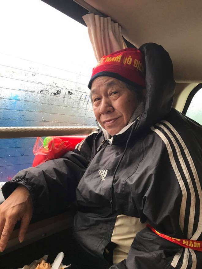 Cụ ông 80 tuổi sang Thường Châu cổ vũ U23 Việt Nam: Đây có lẽ là điều kỳ diệu cuối cùng của tôi. Tôi mãn nguyện khi có mặt tại đây! - Ảnh 1.