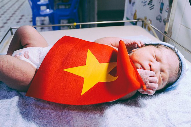 Khoảnh khắc xúc động: Em bé vừa chào đời được khoác Quốc kỳ đúng giây phút Quang Hải xé lưới đối thủ - Ảnh 1.