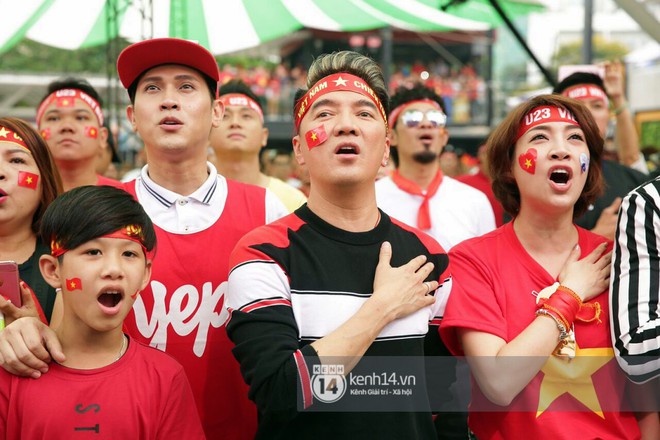 Đàm Vĩnh Hưng cùng đông đảo nghệ sĩ hồi hộp dõi theo trận đấu chung kết của đội tuyển U23 Việt Nam - Ảnh 1.