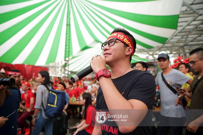 Đàm Vĩnh Hưng cùng đông đảo nghệ sĩ hồi hộp dõi theo trận đấu chung kết của đội tuyển U23 Việt Nam - Ảnh 5.