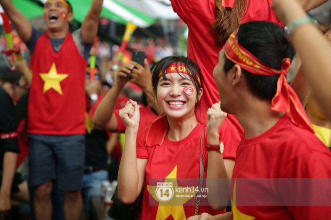 Sau si&ecirc;u phẩm gỡ h&ograve;a dưới mưa tuyết của Quang Hải: Nghệ sĩ Việt bật kh&oacute;c tự h&agrave;o! - Ảnh 2.