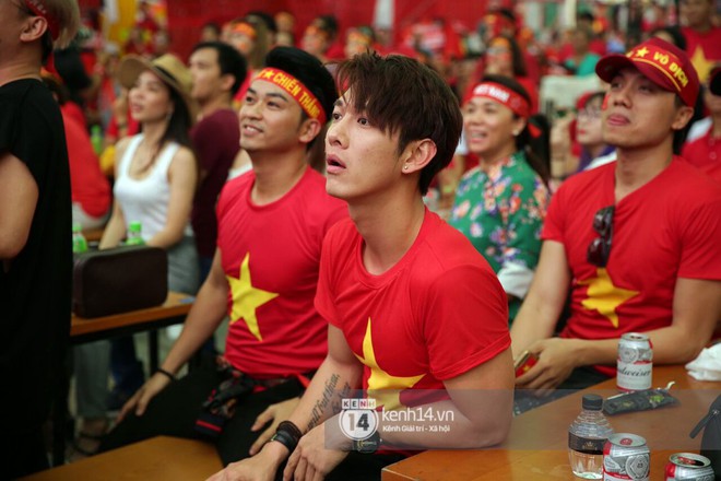 Đ&agrave;m Vĩnh Hưng c&ugrave;ng đ&ocirc;ng đảo nghệ sĩ hồi hộp d&otilde;i theo trận đấu chung kết của đội tuyển U23 Việt Nam - Ảnh 3.