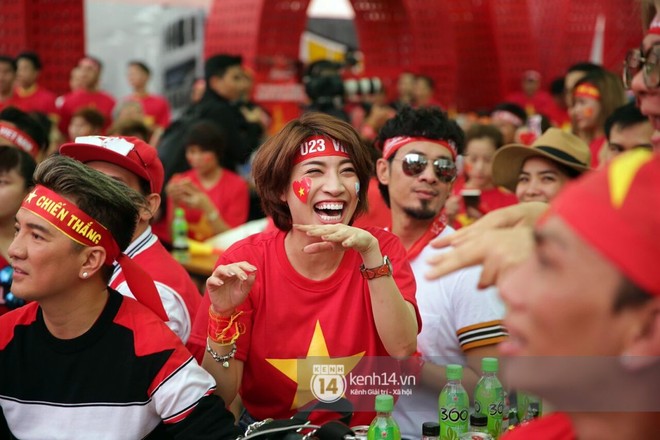 Đ&agrave;m Vĩnh Hưng c&ugrave;ng đ&ocirc;ng đảo nghệ sĩ hồi hộp d&otilde;i theo trận đấu chung kết của đội tuyển U23 Việt Nam - Ảnh 4.