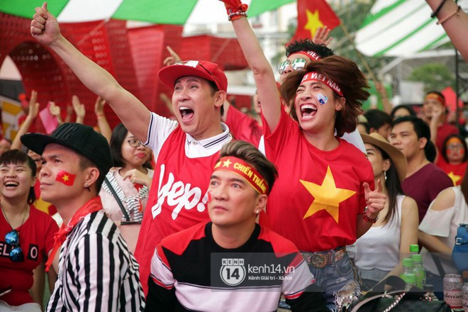 Đ&agrave;m Vĩnh Hưng c&ugrave;ng đ&ocirc;ng đảo nghệ sĩ hồi hộp d&otilde;i theo trận đấu chung kết của đội tuyển U23 Việt Nam - Ảnh 7.