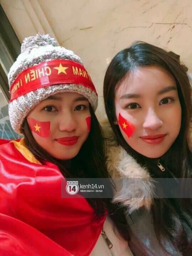 Hoa hậu Đỗ Mỹ Linh đ&acirc;y rồi! &Acirc;m thầm c&oacute; mặt tr&ecirc;n kh&aacute;n đ&agrave;i tại Trung Quốc ủng hộ tinh thần U23 - Ảnh 2.
