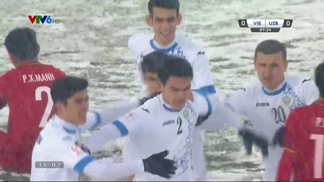 U23 Uzbekistan đổi sang &aacute;o xanh trong hiệp 2 trận chung kết với U23 Việt Nam - Ảnh 1.