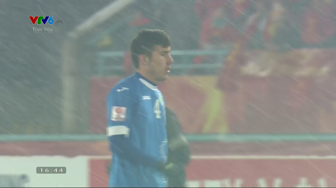 U23 Uzbekistan đổi sang &aacute;o xanh trong hiệp 2 trận chung kết với U23 Việt Nam - Ảnh 2.