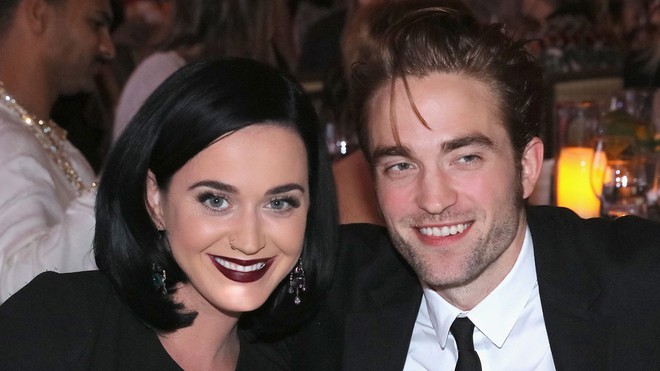Robert Pattinson v&agrave; Katy Perry bị bắt gặp h&ocirc;n m&ocirc;i đắm đuối giữa nh&agrave; h&agrave;ng - Ảnh 1.