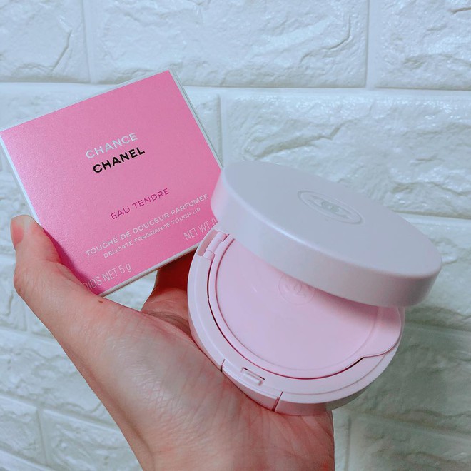 Hội m&ecirc; nước hoa c&ograve;n chờ g&igrave; m&agrave; kh&ocirc;ng update ngay loại nước hoa dạng cushion cực k&igrave; &ldquo;ph&ugrave; phiếm&rdquo; n&agrave;y - Ảnh 2.