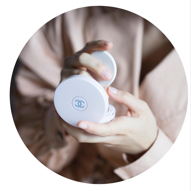 Hội m&ecirc; nước hoa c&ograve;n chờ g&igrave; m&agrave; kh&ocirc;ng update ngay loại nước hoa dạng cushion cực k&igrave; &ldquo;ph&ugrave; phiếm&rdquo; n&agrave;y - Ảnh 5.