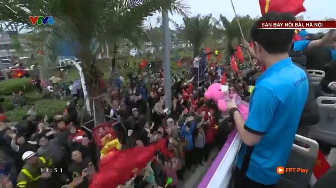 Xu&acirc;n Trường cầm gấu b&ocirc;ng hồng, cười h&iacute;p mắt vẫy tay cưng qu&aacute; chị em ơi! - Ảnh 3.