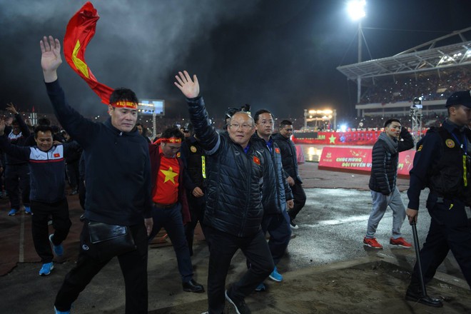 Đội tuyển U23 Việt Nam tri ân người hâm mộ, hát vang Niềm tin chiến thắng - Ảnh 2.