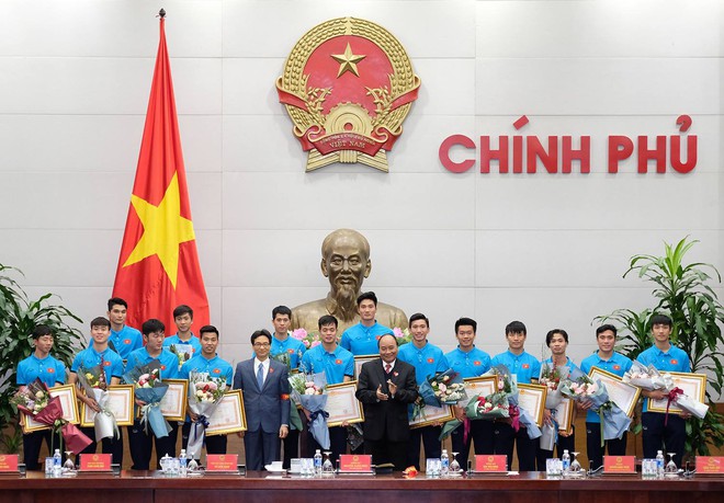 Thủ tướng Nguyễn Xuân Phúc đón U23 Việt Nam: Tôi đã chờ đợi 5 giờ nhưng chưa bao giờ đợi lâu mà vui đến thế - Ảnh 1.