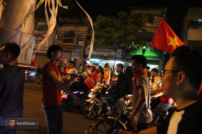 Lại thêm 1 chàng cổ động viên điển trai của U23 Việt Nam được chú ý - Ảnh 1.