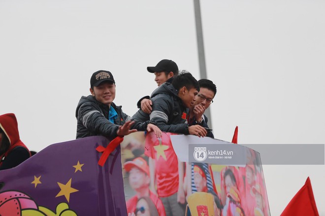 Tiến Dũng đẹp trai đấy, nhưng t&acirc;m điểm selfie h&ocirc;m nay l&agrave; ch&agrave;ng thủ qu&acirc;n mắt h&iacute;p Xu&acirc;n Trường cơ! - Ảnh 6.