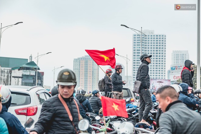 T&igrave;nh y&ecirc;u người h&acirc;m mộ qu&aacute; lớn: Đường phố rợp xe v&agrave; cờ, hơn 4 tiếng đo&agrave;n xe của U23 Việt Nam mới c&oacute; thể tiến v&agrave;o nội đ&ocirc; - Ảnh 15.