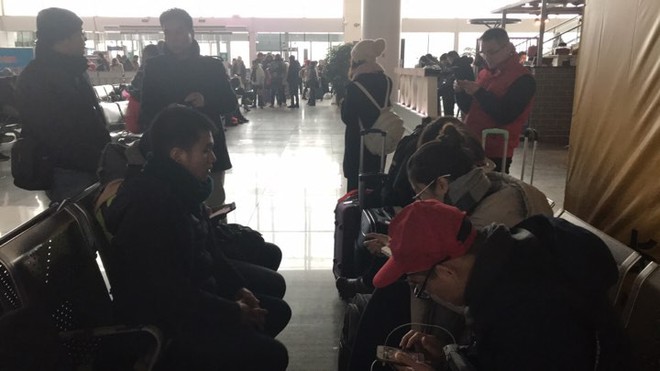 Nhiều chuyến bay Quốc tế tại Trung Quốc bị hủy bỏ hoặc hoãn lại, CĐV Việt Nam bị mắc kẹt, lo không kịp về nước - Ảnh 1.