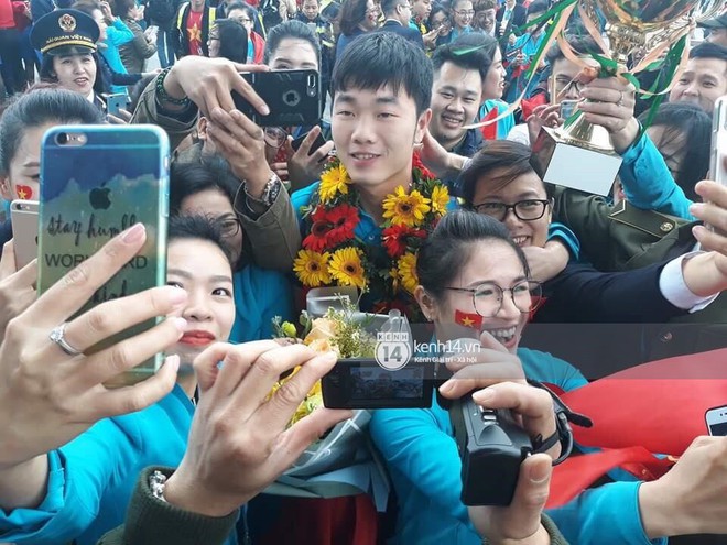 Tiến Dũng đẹp trai đấy, nhưng t&acirc;m điểm selfie h&ocirc;m nay l&agrave; ch&agrave;ng thủ qu&acirc;n mắt h&iacute;p Xu&acirc;n Trường cơ! - Ảnh 1.