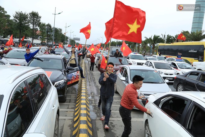 H&agrave;ng ng&agrave;n người d&acirc;n đứng chật k&iacute;n 2 b&ecirc;n đường cầu Nhật T&acirc;n ch&agrave;o đ&oacute;n c&aacute;c cầu thủ U23 Việt Nam - Ảnh 10.