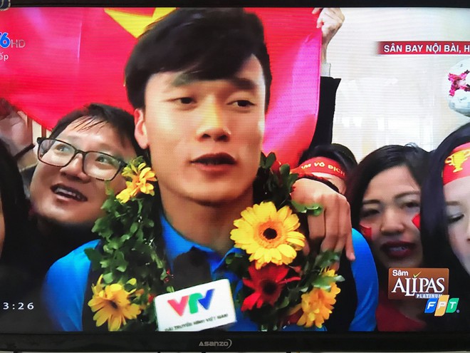 Những h&igrave;nh ảnh đầu ti&ecirc;n của d&agrave;n cầu thủ cực phẩm U23 Việt Nam khi về nước - Ảnh 3.