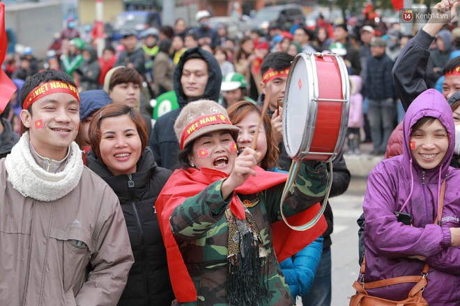 H&agrave;ng ng&agrave;n người d&acirc;n đứng chật k&iacute;n 2 b&ecirc;n đường cầu Nhật T&acirc;n ch&agrave;o đ&oacute;n c&aacute;c cầu thủ U23 Việt Nam - Ảnh 11.