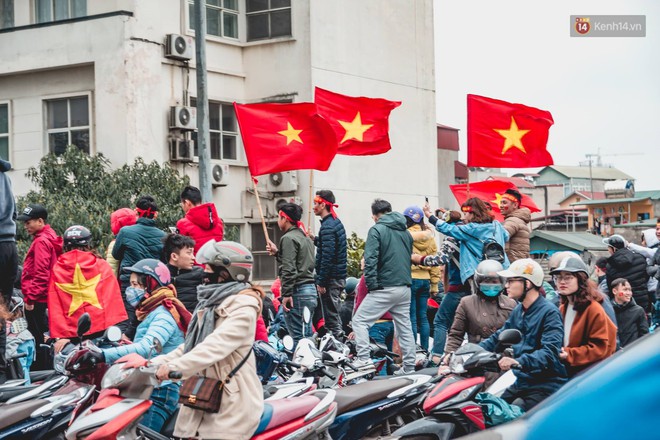 T&igrave;nh y&ecirc;u người h&acirc;m mộ qu&aacute; lớn: Đường phố rợp xe v&agrave; cờ, hơn 4 tiếng đo&agrave;n xe của U23 Việt Nam mới c&oacute; thể tiến v&agrave;o nội đ&ocirc; - Ảnh 13.