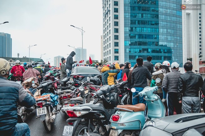 Tình yêu người hâm mộ quá lớn: Đường phố rợp xe và cờ, hơn 4 tiếng đoàn xe của U23 Việt Nam mới có thể tiến vào nội đô - Ảnh 12.