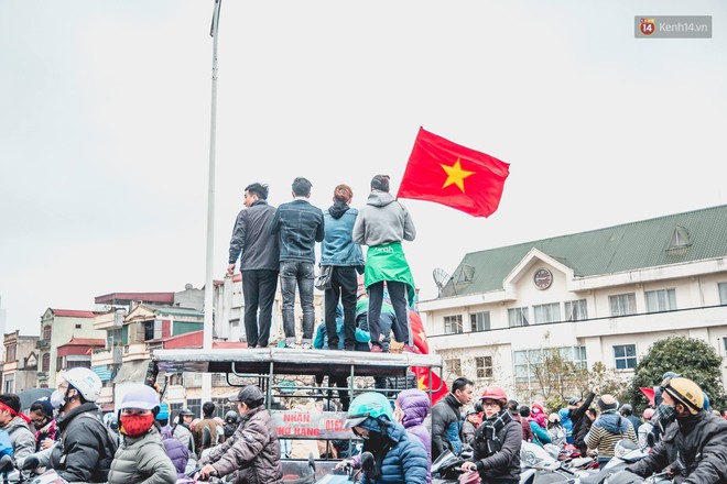 Tình yêu người hâm mộ quá lớn: Đường phố rợp xe và cờ, hơn 4 tiếng đoàn xe của U23 Việt Nam mới có thể tiến vào nội đô - Ảnh 11.